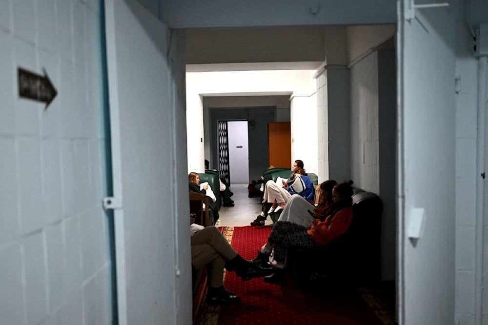 أشخاص يستلقون على كراسي في ملجأ فندق تحت الأرض خلال غارة جوية في كييف - فجر 25 تشرين الثاني/نوفمبر 2025 (أ ف ب)