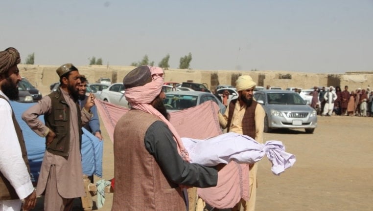 مراسم جنازة عقب غارة جوية نفذتها باكستان في أفغانستان وأسفرت عن مقتل مدنيين وتدمير منازل - 16 تشرين الأول/أكتوبر 2025 (أ ف ب)