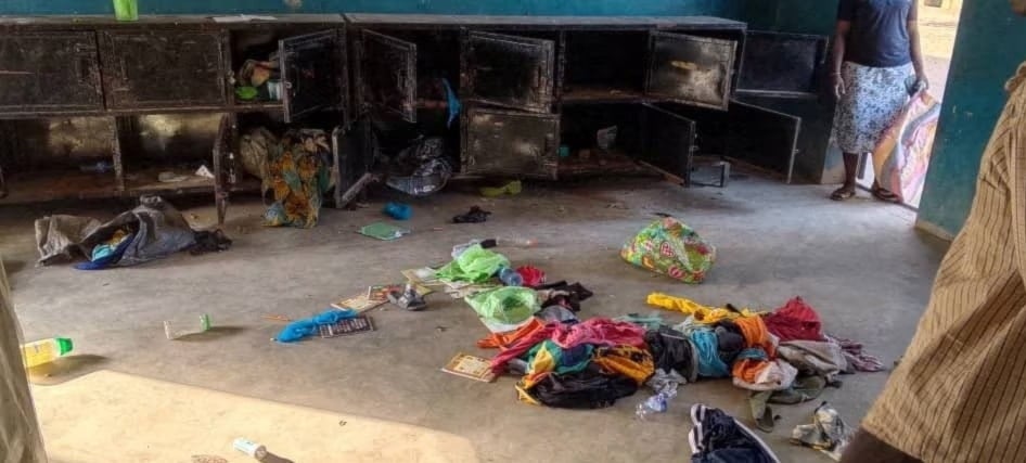 مشهد لأحد الغرف التي كان يتواجد فيها طلاب المدرسة الكاثوليكية في نيجيريا (رويترز)