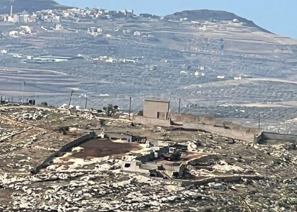 قوات الاحتلال في أثناء محاصرتها منزلاً في قرية مركة جنوب جنين في الضفة الغربية (تواصل اجتماعي)