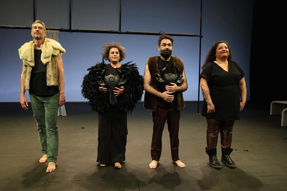 أبرز عناصر المسرحية خلال تحية الختام