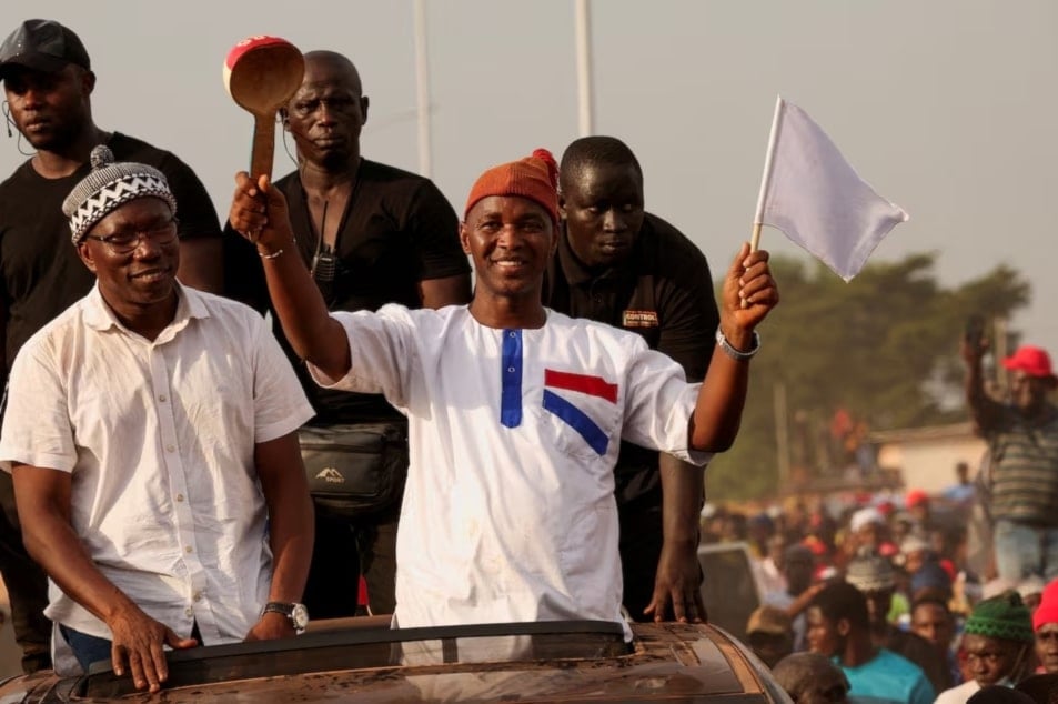 زعيم المعارضة الرئيسي في غينيا بيساو فرناندو دياس يلوح خلال تجمع انتخابي في بيساو (رويترز)