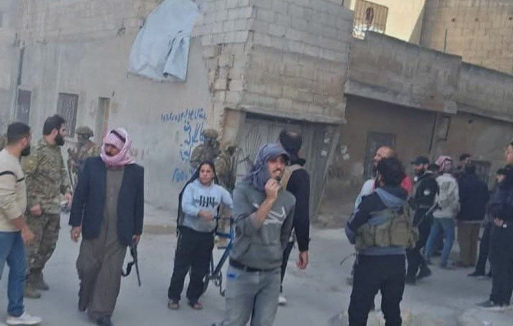 صور منتشرة عبر وسائل التواصل تظهر مسلحين من العشائر في أحياء حمص