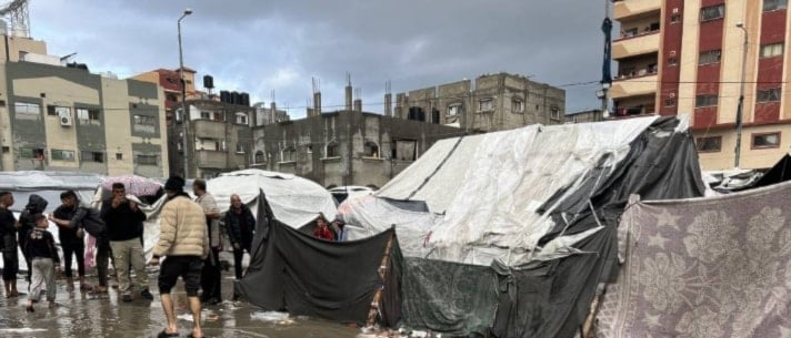 غرق خيام النازحين في مخيم النصيرات وسط قطاع غزة نتيجة الأمطار (أ ف ب)