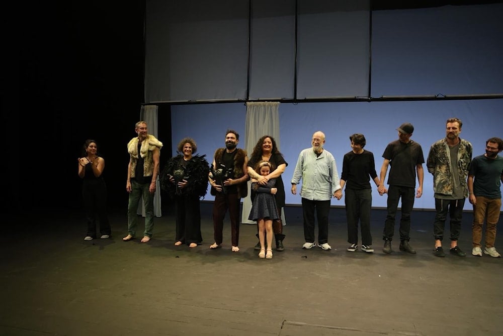 فريق المسرحية كاملاً: على الخشبة وفي الكواليس