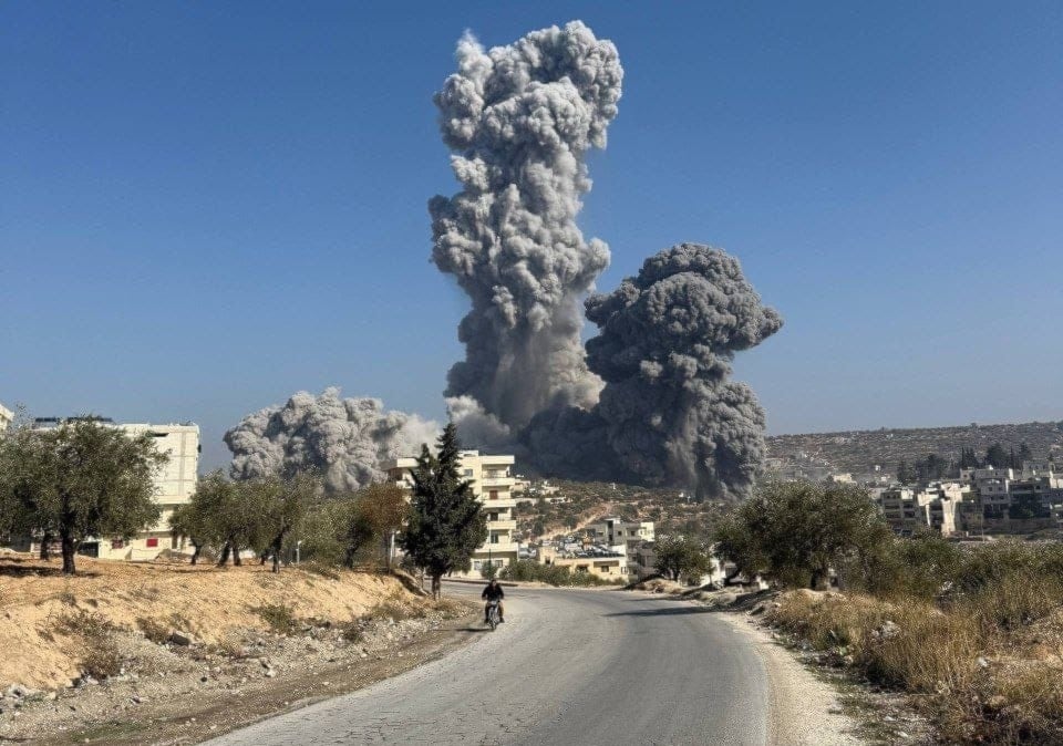 تصاعد الدخان بعد انفجار مستودع في كفر تخاريم في ريف محافظة إدلب الغربي (تواصل اجتماعي)