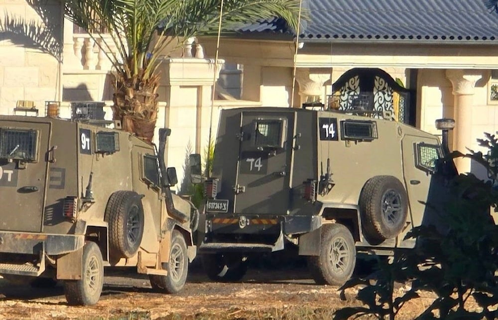 انتشار آليات الاحتلال في محيط منزل حوله الاحتلال لثكنة عسكرية في مدينة طوباس، 26 تشرين الثاني/نوفمبر 2025 (مواقع التواصل)