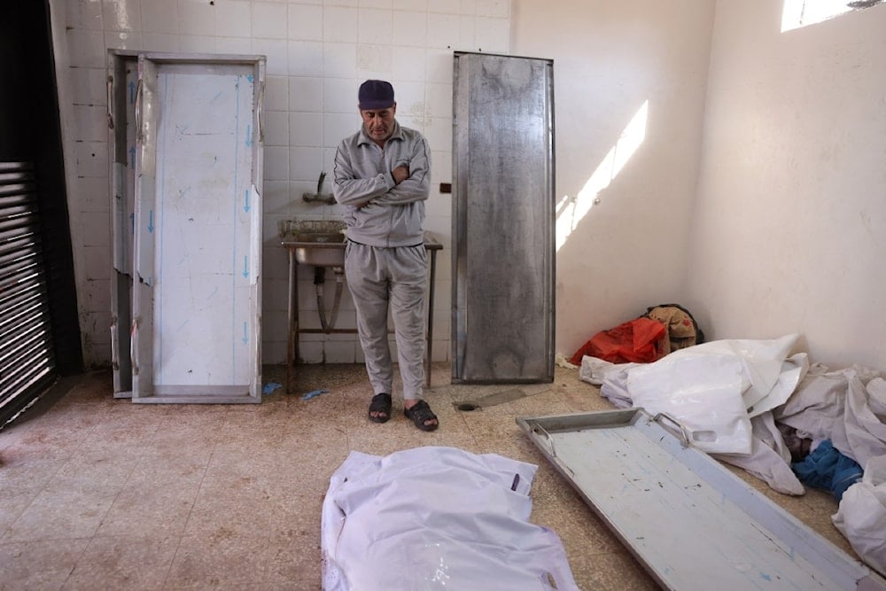 فلسطيني يودع أحد أقاربه بعدما استشهد بغارة إسرائيلية على دير البلح وسط قطاع غزة 26 تشرين الثاني/نوفمبر 2025 (أ ف ب)