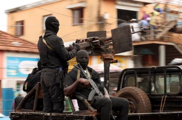 جنود يقومون بدورية على الطريق الرئيسي بالعاصمة بيساو في غينيا بيساو (رويترز)