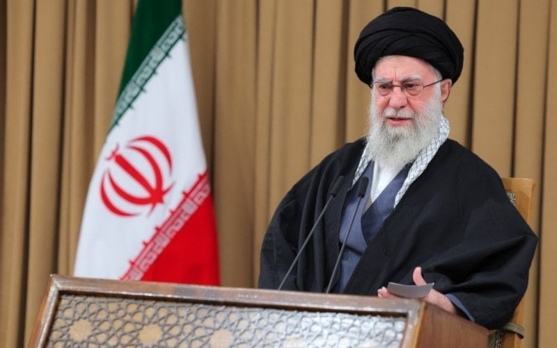 قائد الثورة والجمهورية الإسلامية في إيران، السيد علي خامنئي، خلال إلقائه كلمةً في 27 تشرين الثاني/نوفمبر 2025 (الموقع الرسمي للسيد خامنئي)