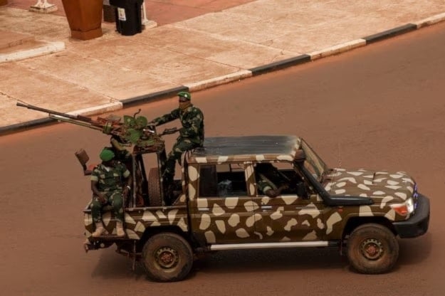 دورية للقوات المسلحة بالقرب من القصر الرئاسي بالعاصمة بيساو في غينيا بيساو (رويترز)