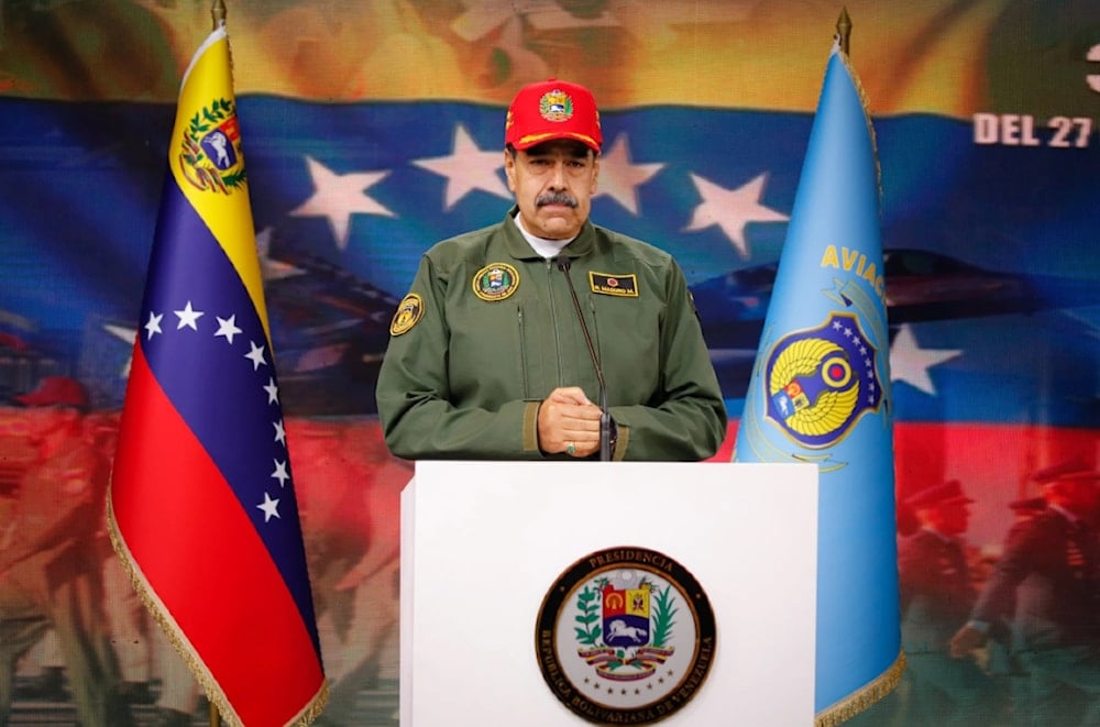 الرئيس الفنزويلي، نيكولاس مادورو، خلال إلقائه كلمةً في الذكرى الـ105 لتأسيس الطيران العسكري الفنزويلي (27 تشرين الثاني/نوفمبر 2025 - المكتب الصحافي للرئاسة الفنزويلية)