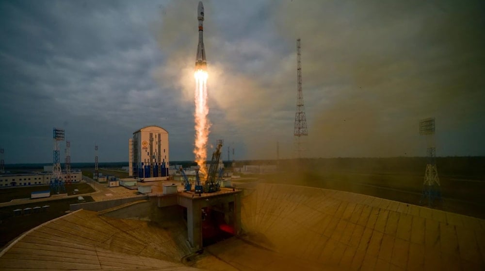 روسيا تطلق صاروخا يحمل المركبة 