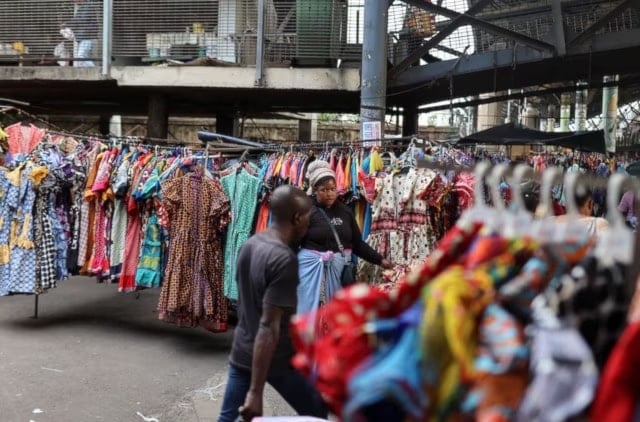 بائعة متجولة تقف بجانب كشكها في أسواق وارويك في ديربان في جنوب أفريقيا 2024 (رويترز)