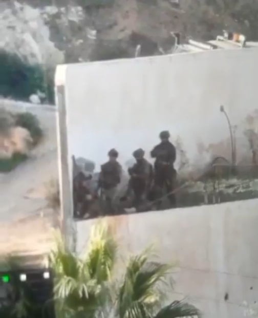 قوات الاحتلال الإسرائيلي تحاصر منزلاً في جنين خرج منه شابين قبل أن تعدمها 