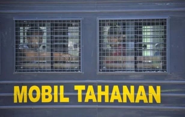 سجينات ضمن حافلة في جزيرة بالي السياحية في إندونيسيا (أ ف ب)