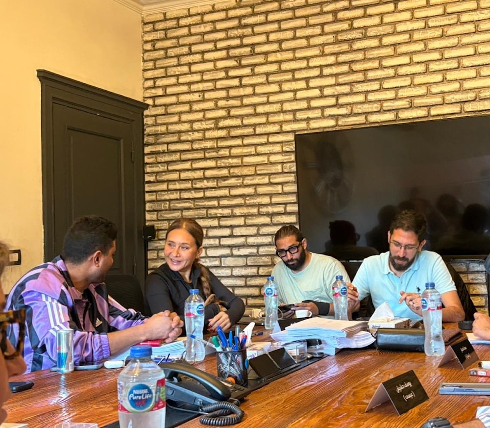 نيللي تتوسط فريق المسلسل