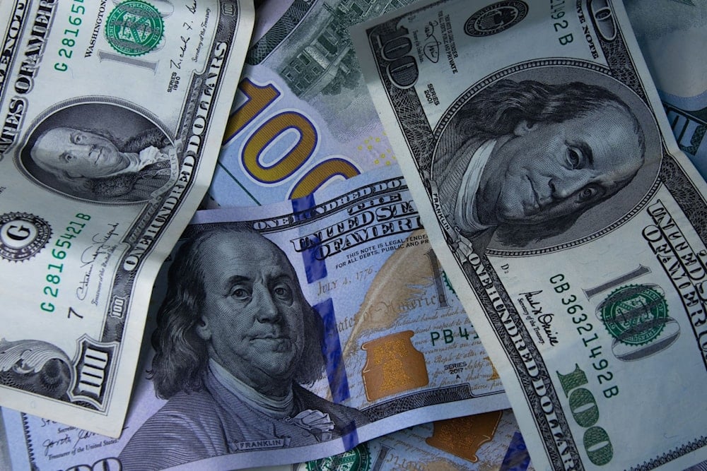 الدولار ينخفض وسط ترجيحات لخفض جديد في أسعار الفائدة الأميركية