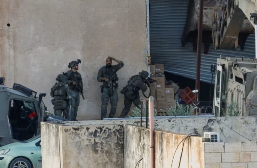 قوات الاحتلال عند المكان الذي اقتحمته حيث أعدمت الشابين في جنين