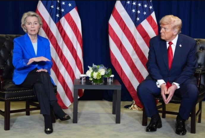 رئيسة المفوضية الأوروبية، أورسولا فون دير لاين، مع الرئيس الأميركي، دونالد ترامب، في لقاء على هامش قمة الأمم المتحدة. نيويورك. أيلول/سبتمبر 2025. (أ. ب)