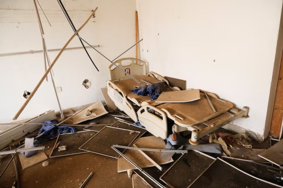 غرفة مدمرة بأحد مستشفيات السودان من جراء الهجمات (رويترز)