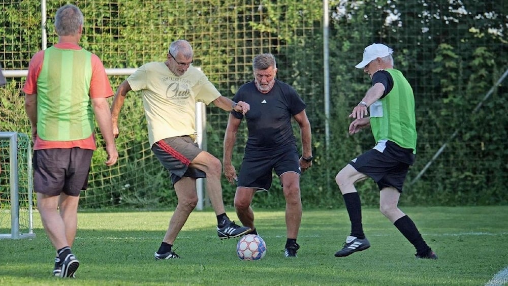 كرة المشي أنها ليست فقط للشبان، بل هي حتى لمن هم فوق الـ 50 عاماً (ويب)