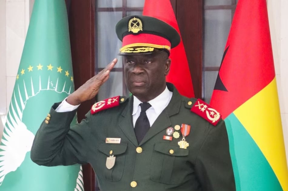 اللواء هورتا إينتا الرئيس الانتقالي الجديد يؤدي التحية العسكرية خلال حفل أداء القسم للواء توماس جاسي رئيسا جديدا للأركان للقوات المسلحة في غينيا بيساو (رويترز)