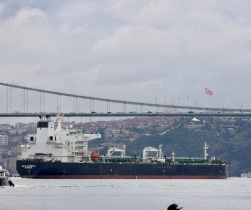 انفجار في ناقلتين من أسطول الظل الروسي قبالة البوسفور