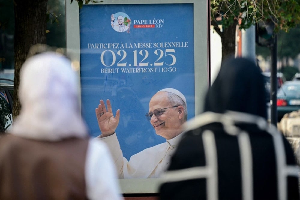 من التحضيرات في العاصمة اللبنانية بيروت لاستقبال الحبر الأعظم البابا لاوون الرابع عشر (أ.ف.ب)