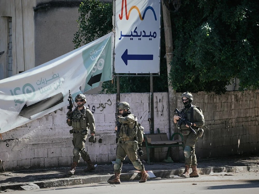 جنود إسرائيليون يقومون بدوريات في شوارع طوباس في الضفة الغربية خلال مداهمة (أسوشييتد برس)