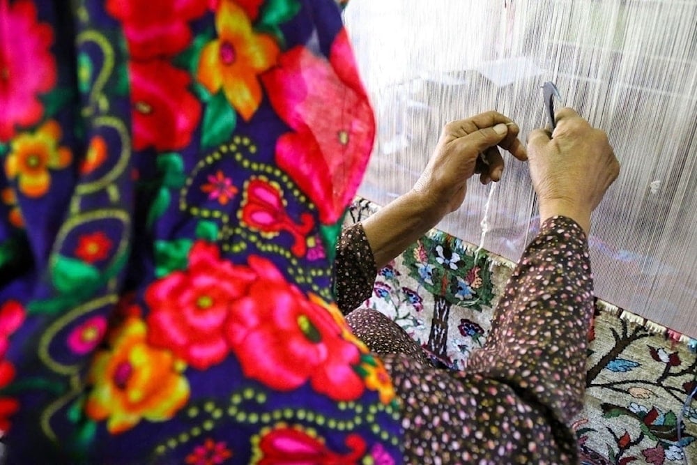 آبادان تشي تشي، تُعد من النساء القلائل في العالم ممّن تمكّنّ من تحويل الحرفة التقليدية إلى إبداع استثنائي.  