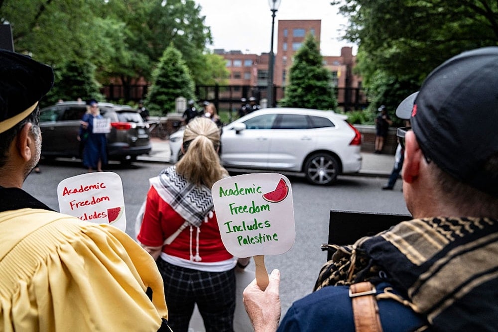 مجموعة من أعضاء هيئة التدريس والموظفين والطلاب في جامعة جورج واشنطن في 8 أيار/مايو 2025 (مواقع أميركية)