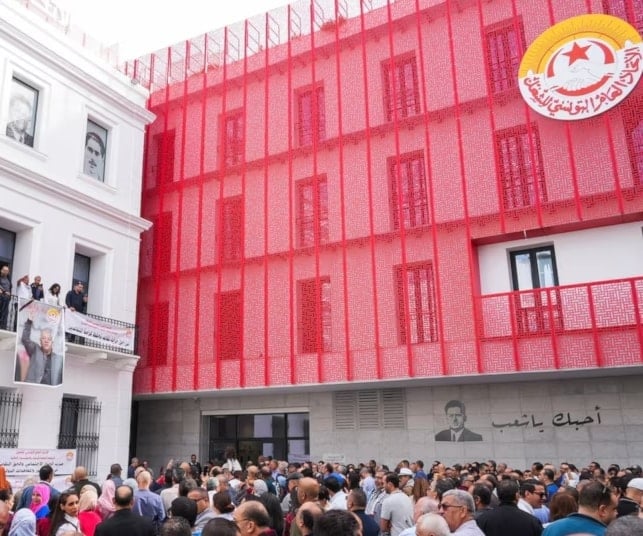 موظفو البنوك يتجمعون أمام مقر الاتحاد العام التونسي للشغل خلال إضراب للمطالبة بزيادة الرواتب بتونس (رويترز)