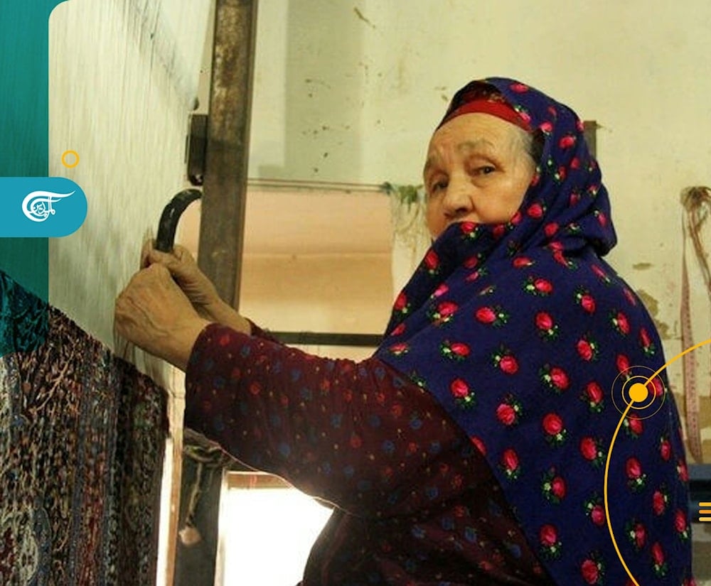 من قرية نائية إلى العالمية: سيدة إيرانية تحوّل حياكة السجاد إلى فنّ أصيل