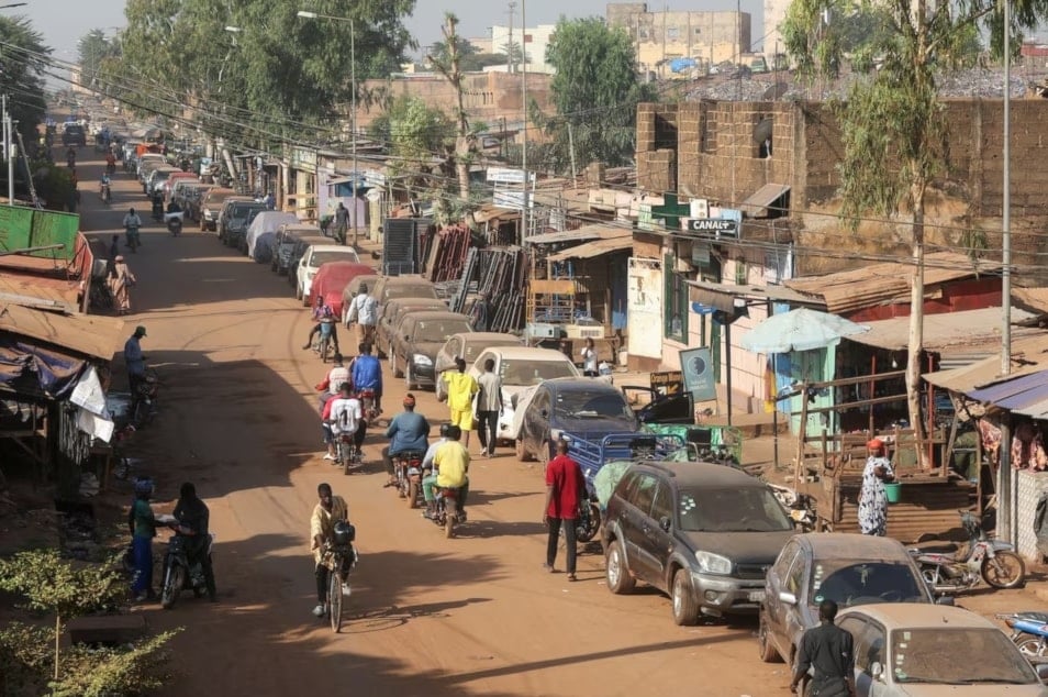 مشهد لأحد الأحياء في باماكو عاصمة دولة مالي (رويترز)