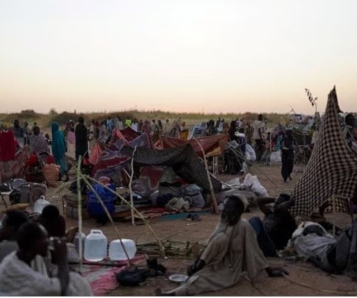 أفراد يجلسون في مخيم للنازحين بعد فرارهم من الفاشر إلى طويلة بشمال دارفور في السودان (رويترز)