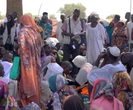 نازحون يتجمعون بعد فرارهم من مدينة الفاشر في طويلة في السودان (رويترز)