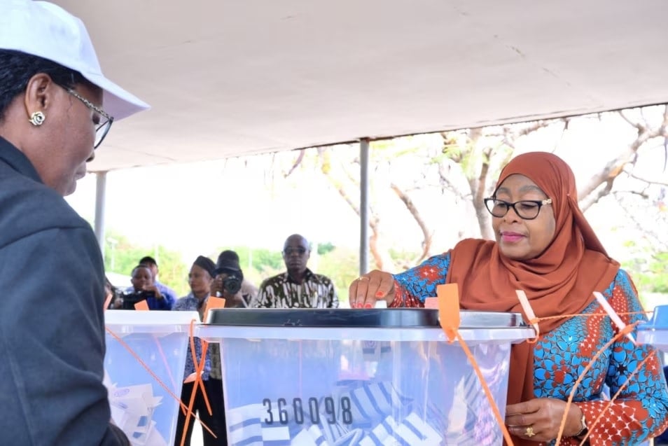 رئيسة تنزانيا سامية سولوهو حسن تدلي بصوتها بمركز اقتراع في دودوما في تنزانيا (رويترز)