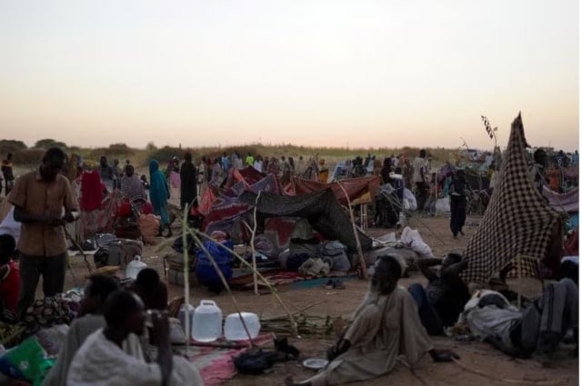 أفراد يجلسون في مخيم للنازحين بعد فرارهم من الفاشر إلى طويلة بشمال دارفور في السودان (رويترز)
