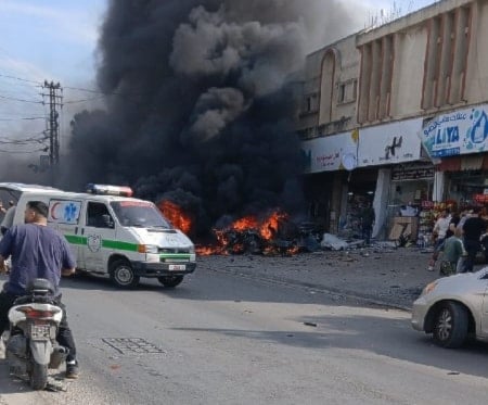 سيارة تحترق بعد استهدافها من قبل مسيّرة إسرائيلية في بلدة الدوير قضاء النبطية جنوبي لبنان (تواصل اجتماعي)