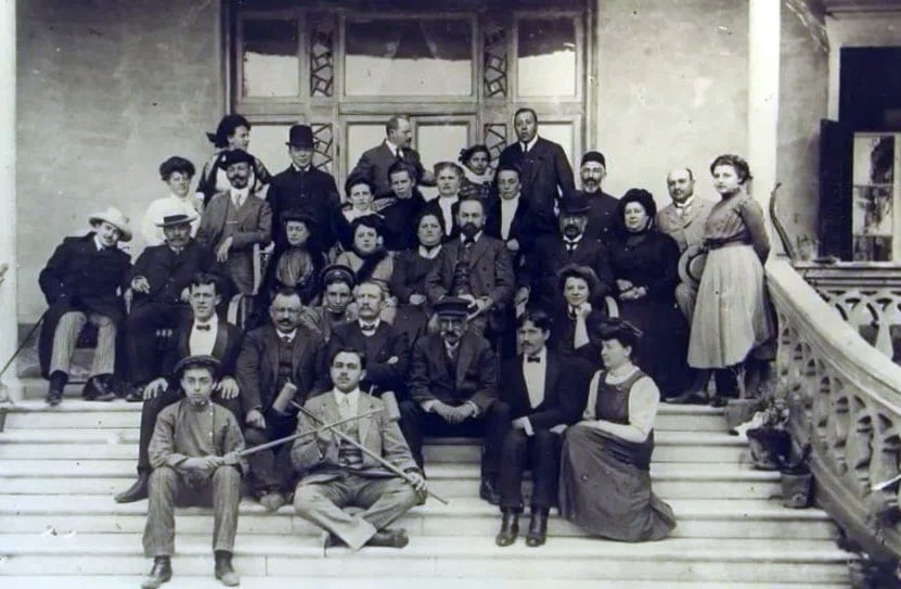 صورة جماعية للمرضى في فيلا كونتيننتال. ليسيا أوكراينكا في الصف العلوي في المنتصف. الرجل ذو القبعة البيضاء هو الدكتور رابينوفيتش.