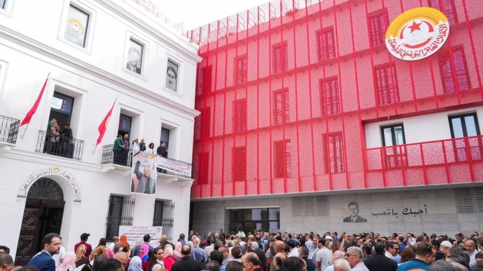 موظفو البنوك يتجمعون أمام مقر الاتحاد العام التونسي للشغل خلال إضراب للمطالبة بزيادة الرواتب بتونس (رويترز)