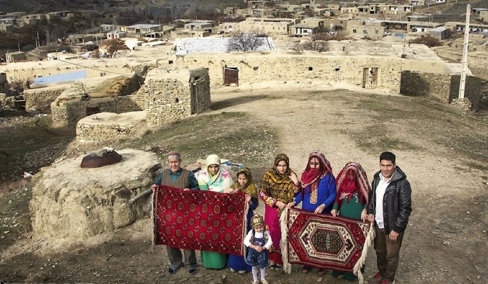 تكفّلت بمصاريف العائلة من خلال بيع السجاد