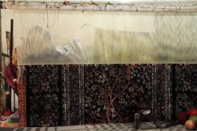 يصبغون الخيوط يدوياً، بألوان طبيعية من قشور الرمان أو الجوز، وأحياناً بألوان كيميائية