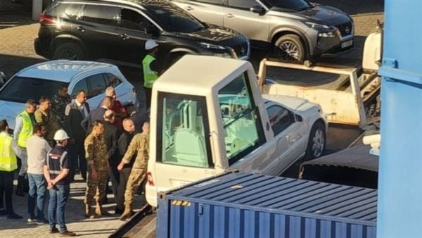السيارة البابوية لدى وصولها منذ أيام إلى مرفأ بيروت