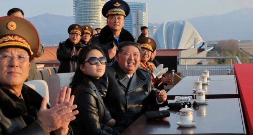 الزعيم الكوري الشمالي كيم جونج أون مع ابنته خلال الاحتفال بالذكرى الثمانين لتأسيس القوات الجوية (رويترز)