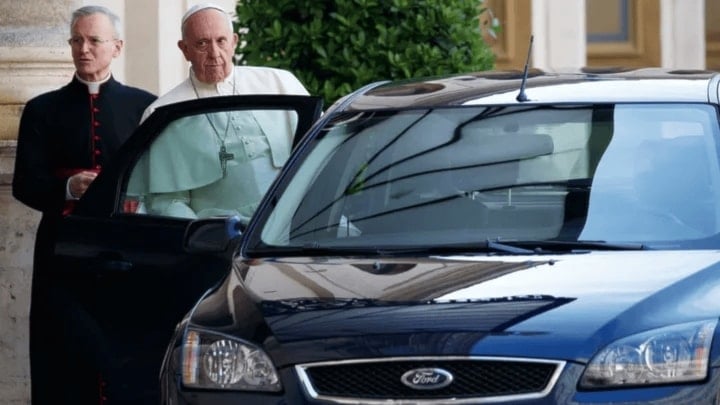 البابا فرنسيس td أولى رحلاته إلى روما بسيارة فورد فوكس زرقاء (Ap)