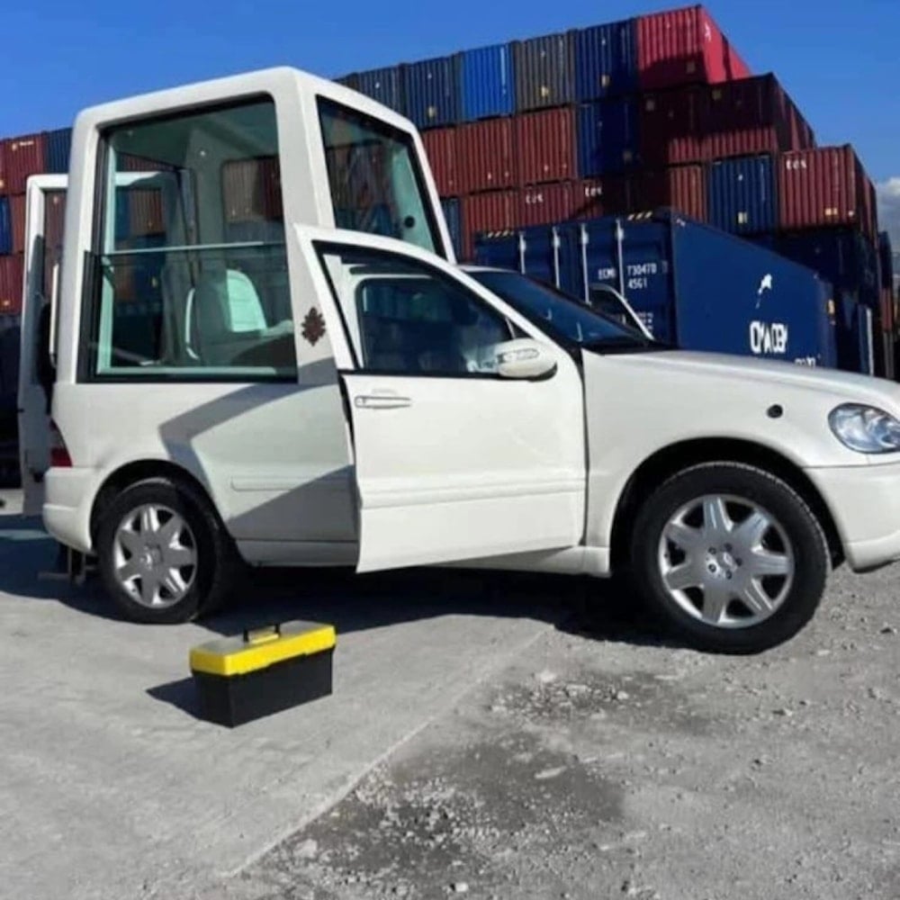 سيارة البابا لدى وصولها إلى مرفأ بيروت وهي مبنية على موديل SUV 