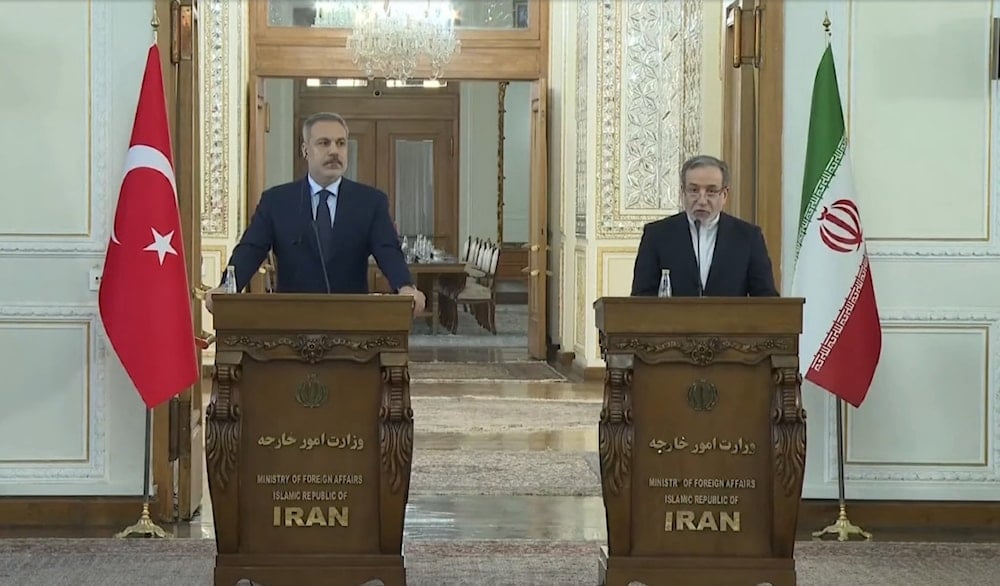 وزير الخارجية الإيراني عباس عراقتشي ونظيره التركي هاكان فيدان في طهران (وسائل تواصل)