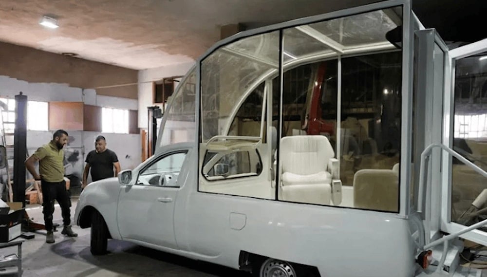 سيارة البابا  فرنسيس التي تحوّلت إلى  عيادة متنقلة في فلسطين (رويترز)